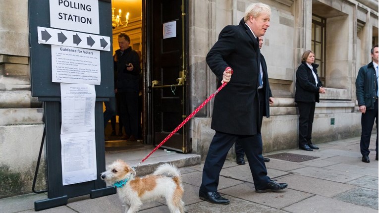 Psi na biralištima postaju nova britanska tradicija